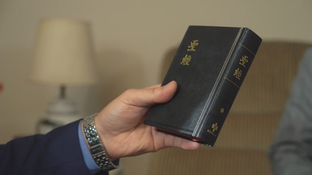 保羅在《提摩太後書》3章16節中説「聖經都是神所默示的」,可見聖經裏都是神的話,但有的人竟説聖經裏不都是神的話,這不是否認聖經,迷惑人嗎?