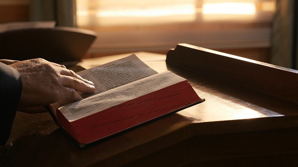 我信主多年，聖經也没少看，我怎麽就没有看見主説他末世還要道成肉身成為人子作審判工作的預言呢？你們見證主耶穌已經重返肉身來了，就是全能神，正在作末世審判的工作，這有聖經的根據嗎？有宗教界的承認嗎？