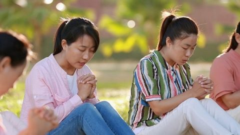 幾個姊妹在室外禱告