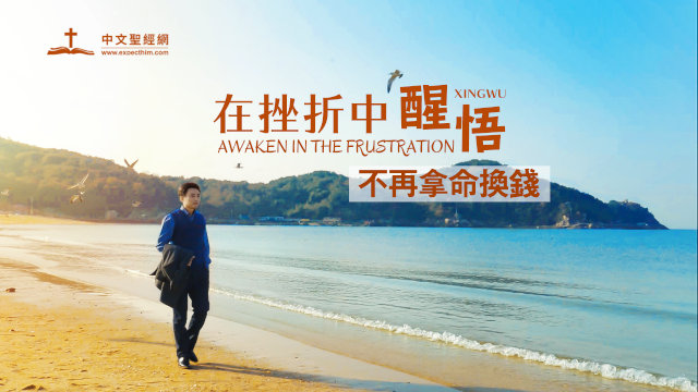 男子走在沙灘上