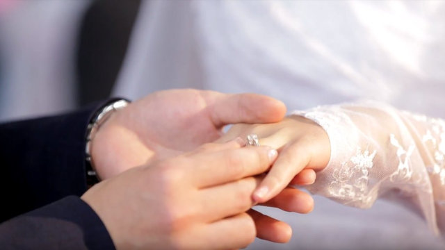 婚禮上，新郎給新娘戴鑽戒