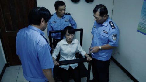 三個警察刑訊逼供基督徒