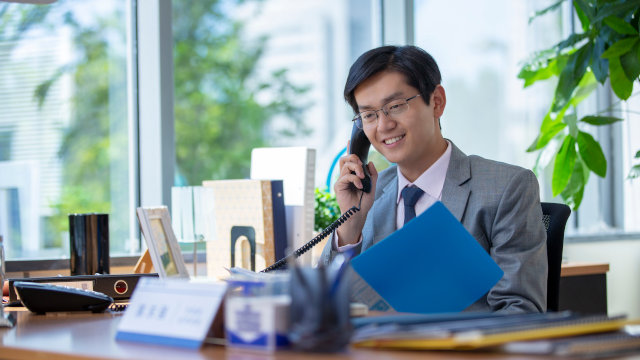 基督徒正在打電話