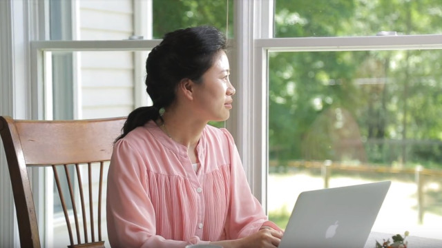 基督徒面帶微笑看向窗外