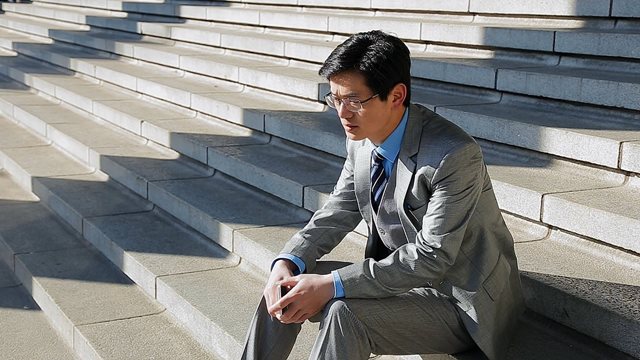 基督徒拿手機失落沮喪地思考事情