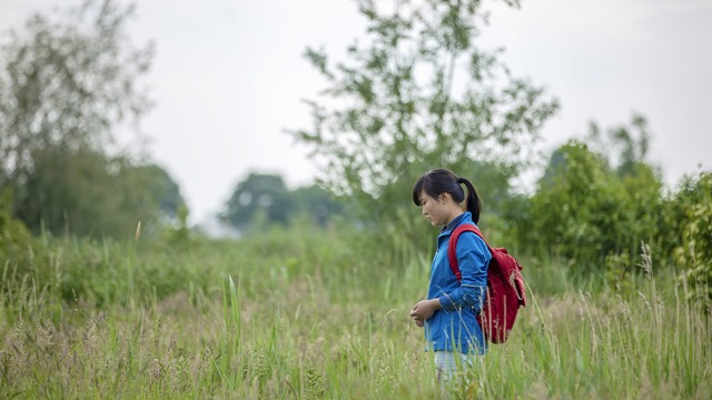 16歲基督徒走在上學的路上