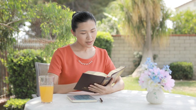 基督徒如飢似渴地捧著神話語書看，明白了「男人是女人的頭這方面的奧祕