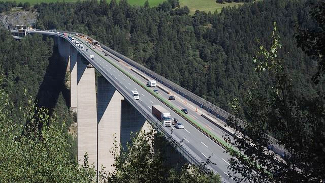 大山中的公路