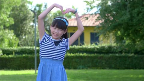 活蹦亂跳懂事聽話的小女孩