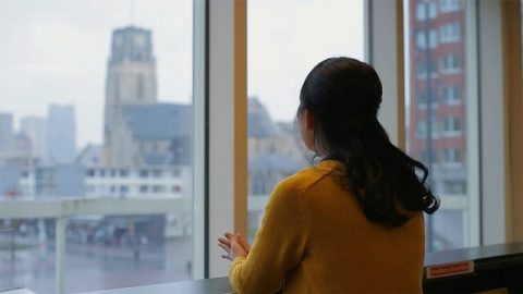 基督徒望着窗外回憶着離世好友為錢拼搏的一生,深有感觸