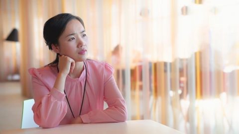 她獨自坐在桌前因婆婆把巨額田地賠償款都給了小叔子而愁苦