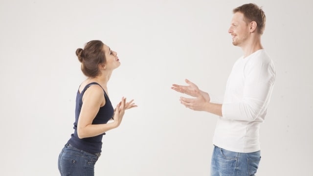 夫妻吵架:妻子覺得很難受、憋屈,丈夫也是一臉的無可奈何