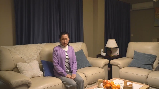 她獨自坐在沙發上生氣