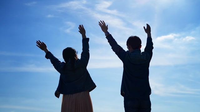 一對情侶快樂地舒展雙臂