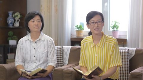 兩個姊妹在認真地聽其它弟兄姊妹的交通