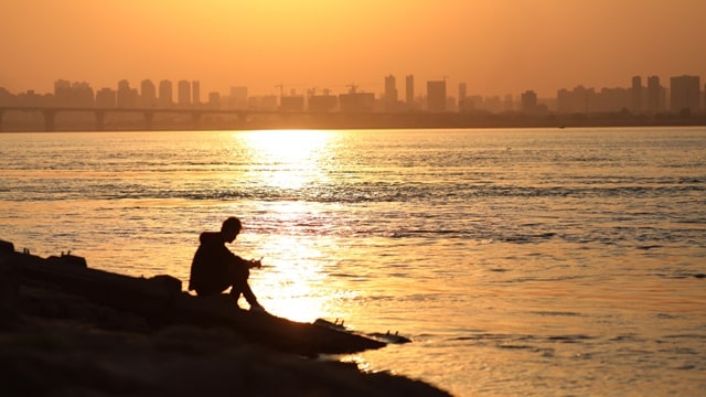 給父親傳福音失敗後他坐在海邊沉思