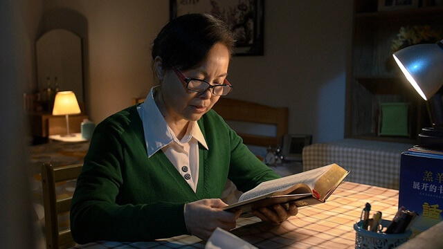 夜晚坐在書桌前讀神的話語