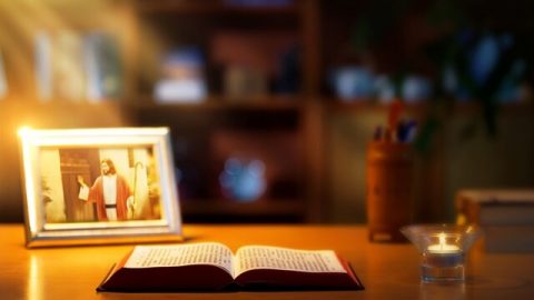 書桌上有聖經和主耶穌叩門的畫像