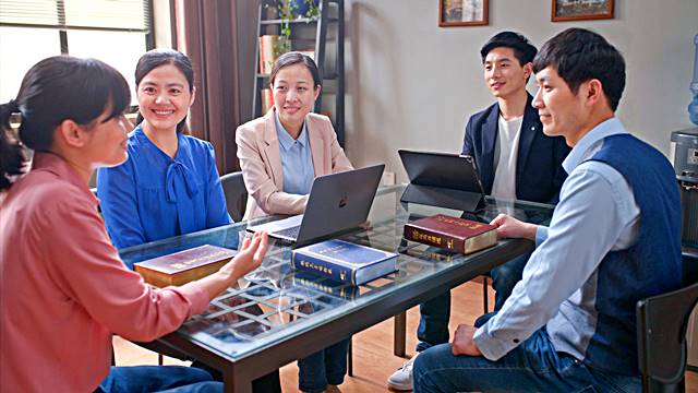 全能神是怎麽作末世審判工作的,是怎麽發表話語審判人、潔净人、成全人的呢?這是我們現在急需明白的真理,如果我們認識了全能神的作工,我們就真的聽見神的聲音,被提到神的寶座前了,請你們給我們具體交通交通吧!